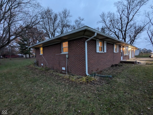 view of side of property featuring a lawn