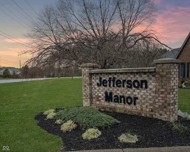 community / neighborhood sign featuring a yard