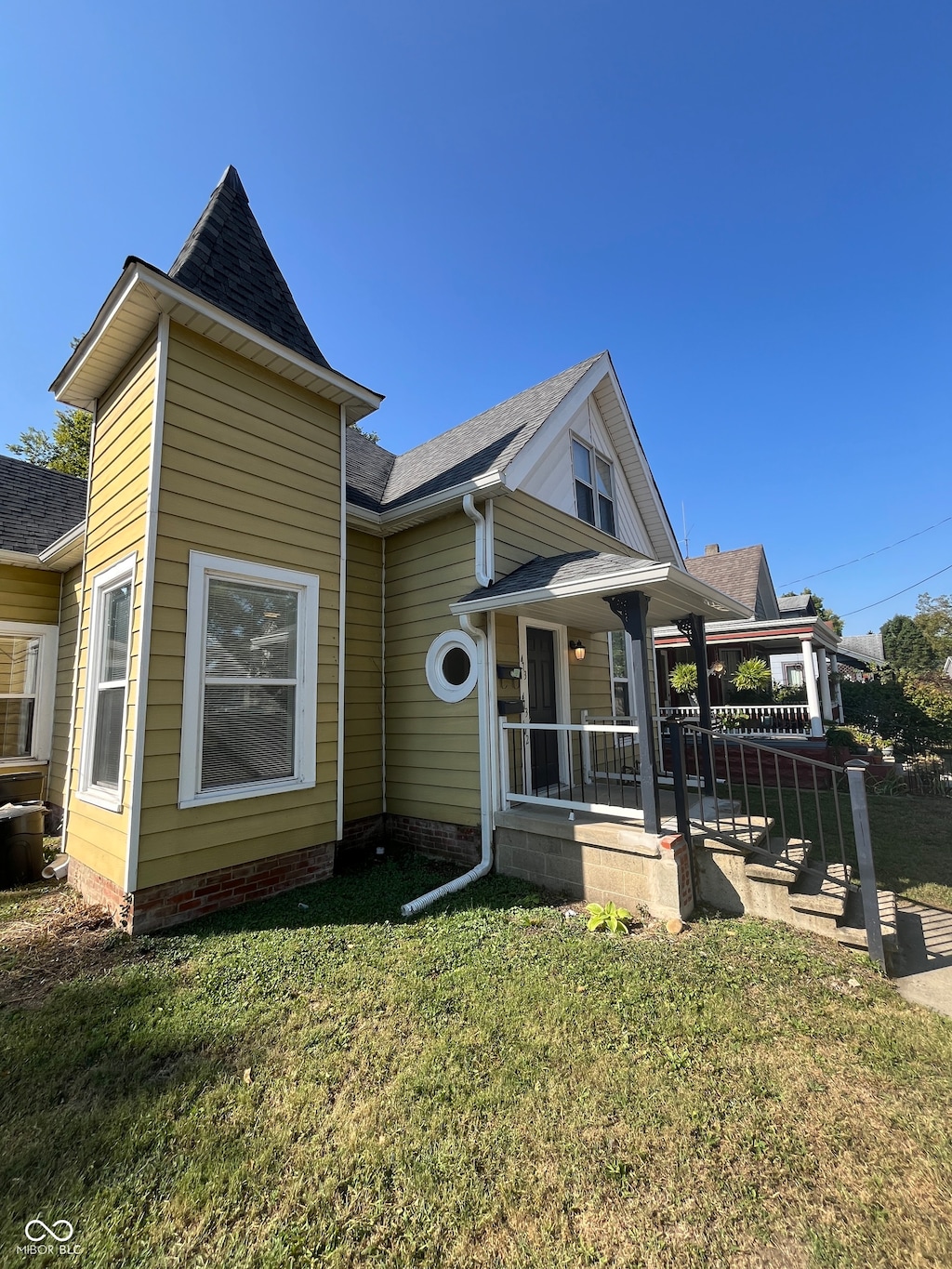 view of front facade featuring a front lawn and covered porch