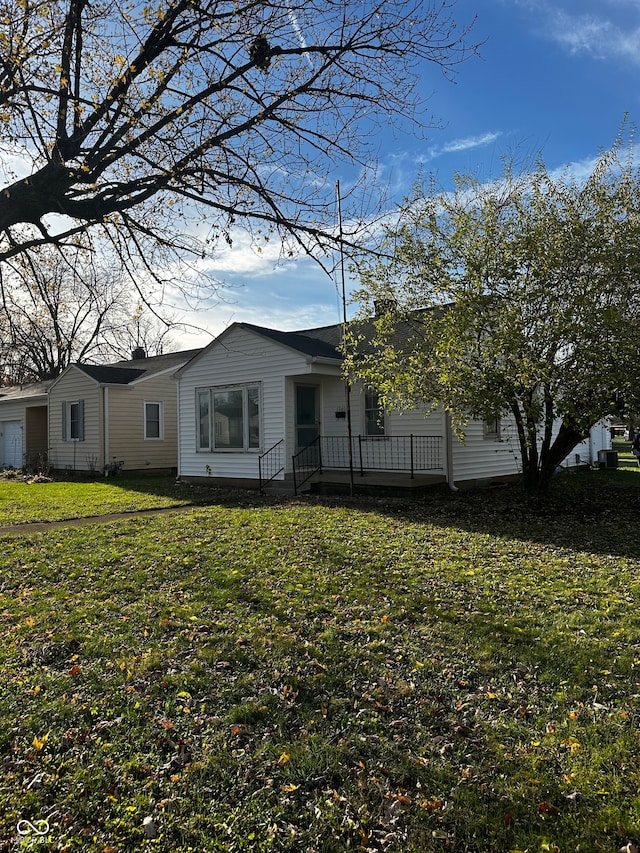 view of front of house featuring a front lawn