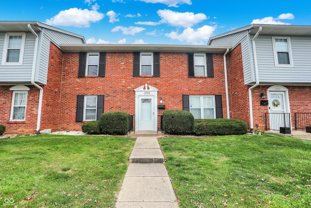 multi unit property featuring a front yard