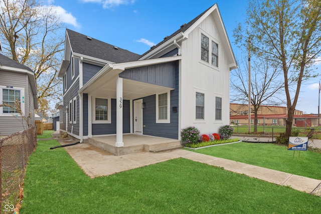 view of front of property featuring a front yard