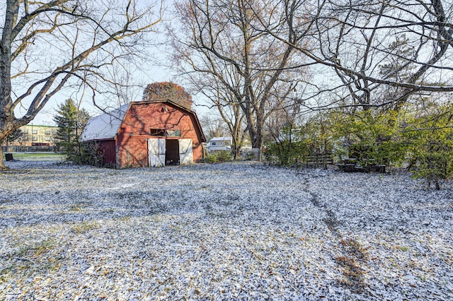 view of yard featuring an outbuilding