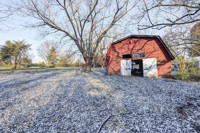 view of yard with an outdoor structure