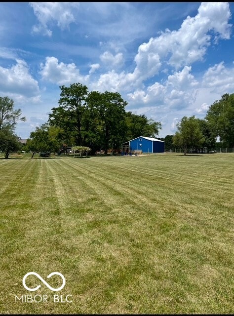 view of yard featuring a rural view