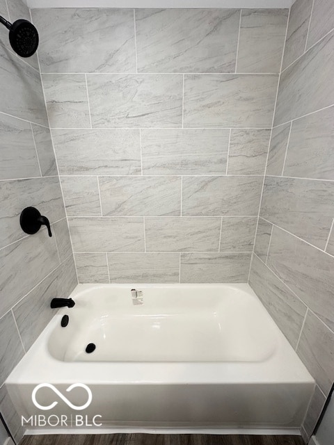 bathroom with tiled shower / bath combo