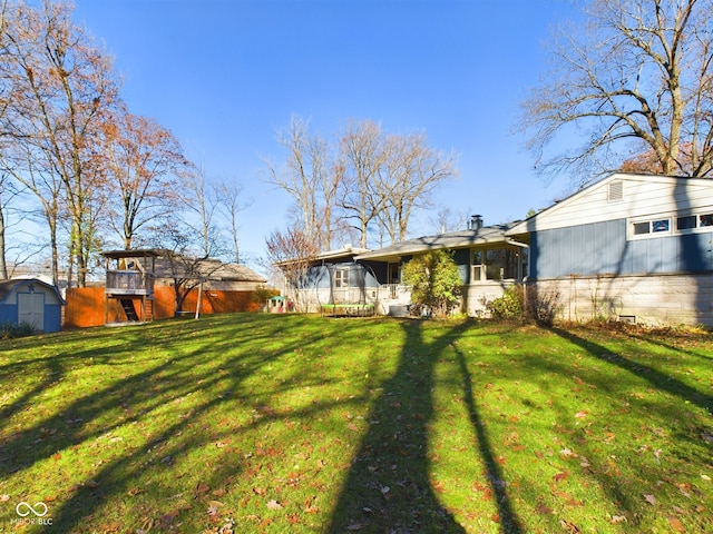 view of yard with a storage shed