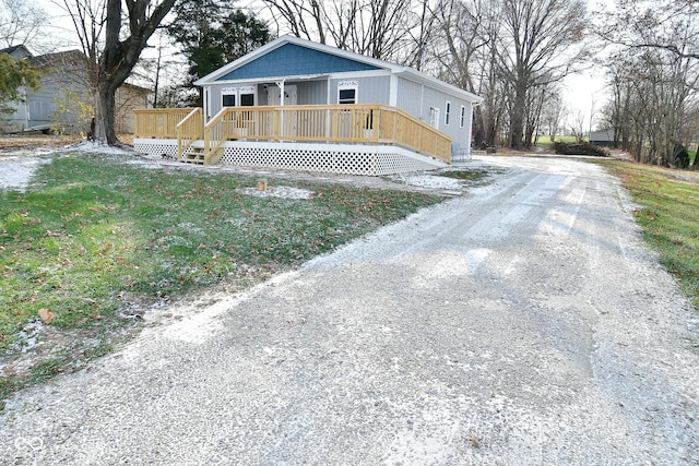 view of front of house featuring a front yard