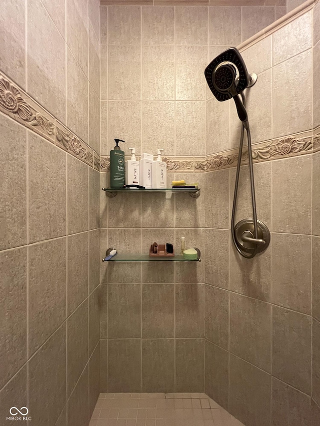 bathroom featuring a tile shower and tile walls