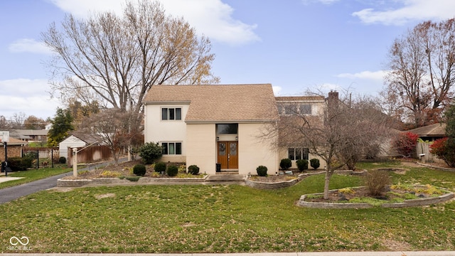 view of front of home featuring a front lawn