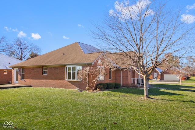 back of house featuring a lawn