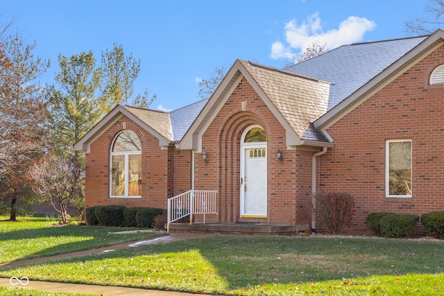 view of front facade with a front lawn