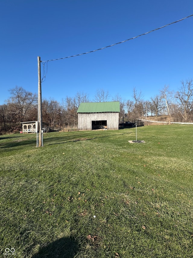 view of yard with an outdoor structure