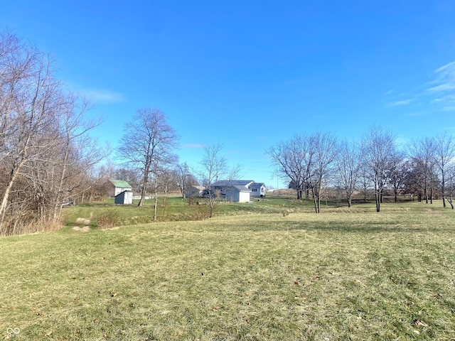 view of yard featuring a rural view