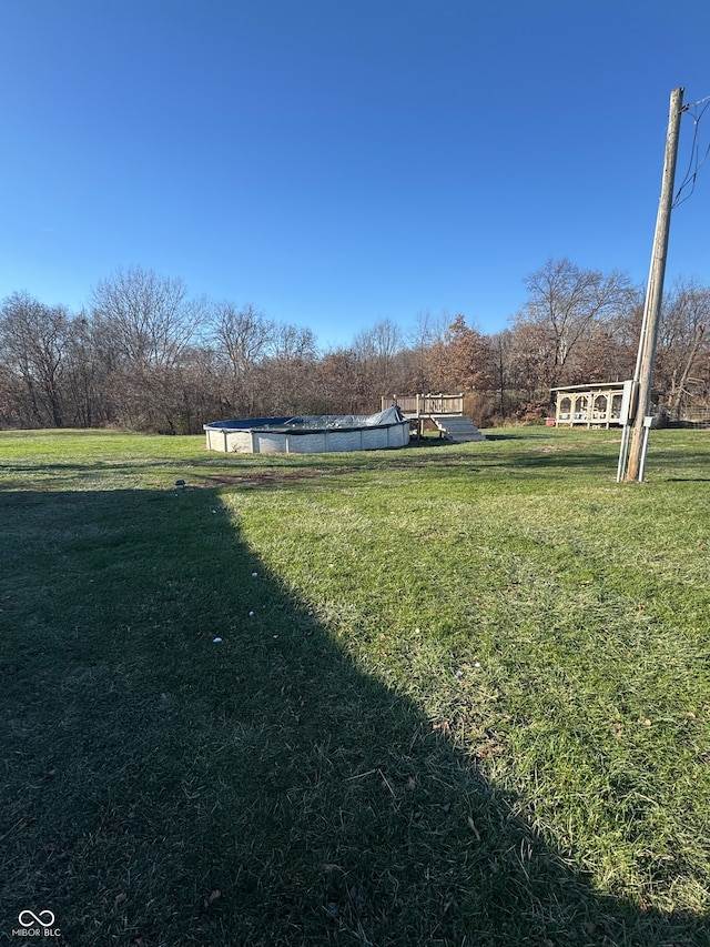 view of yard with a swimming pool