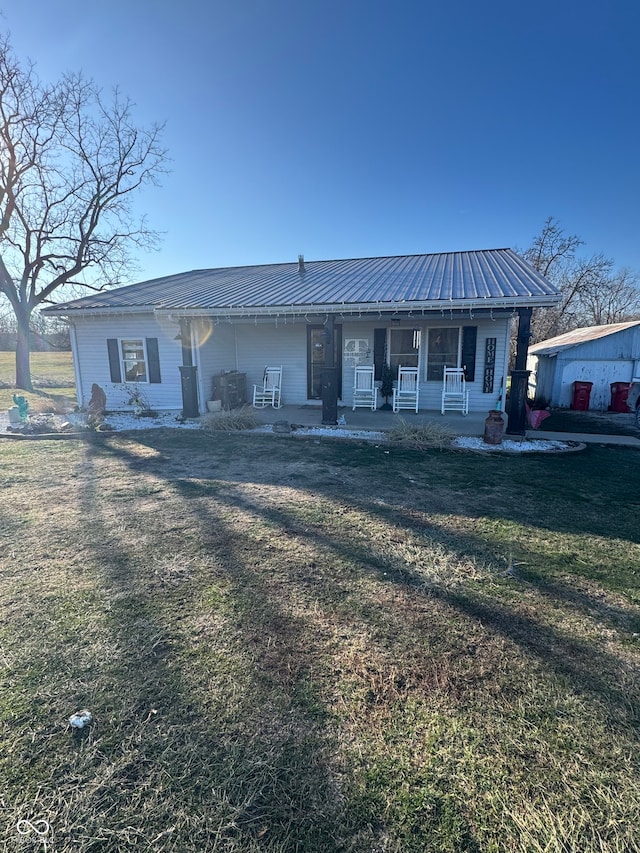 single story home featuring a porch and a front lawn