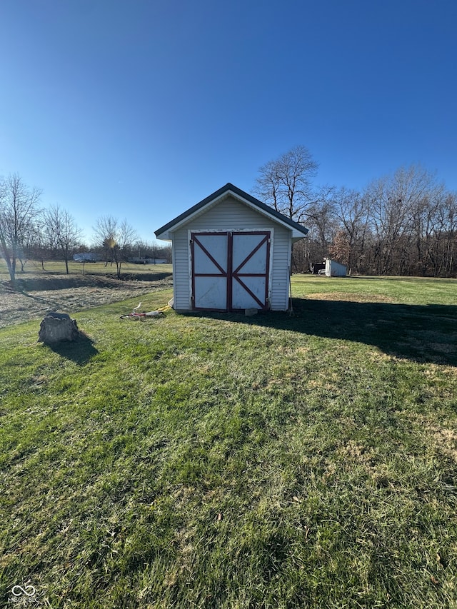 view of outdoor structure with a yard