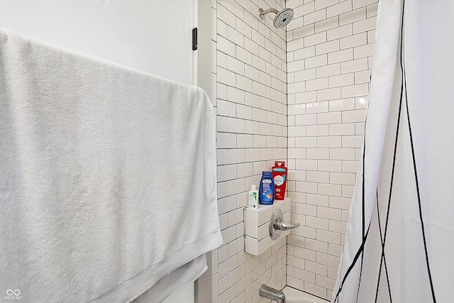 bathroom with shower / tub combo