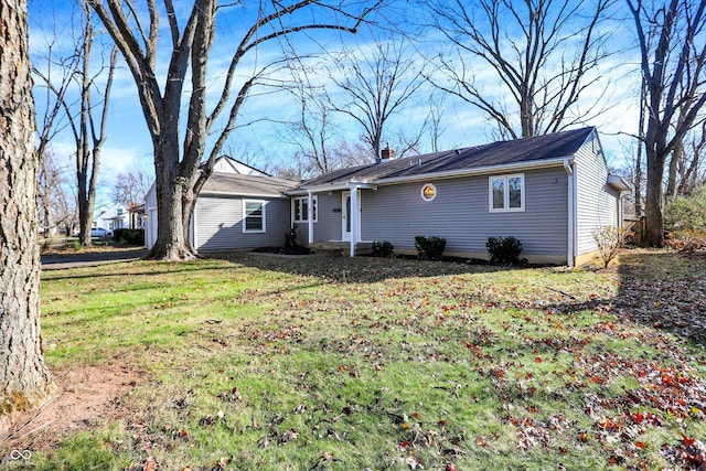 single story home with a front lawn