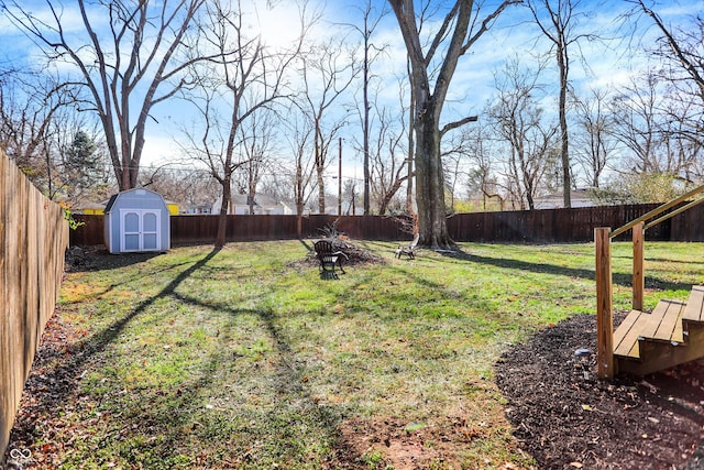 view of yard featuring a storage shed