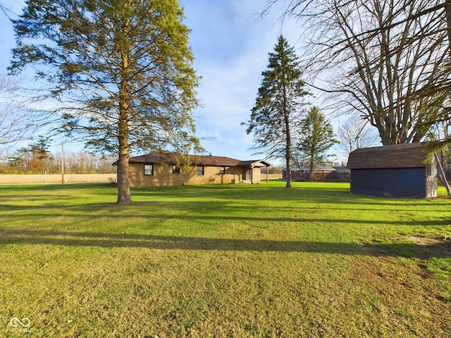 view of yard with an outbuilding