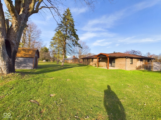 view of yard with an outdoor structure