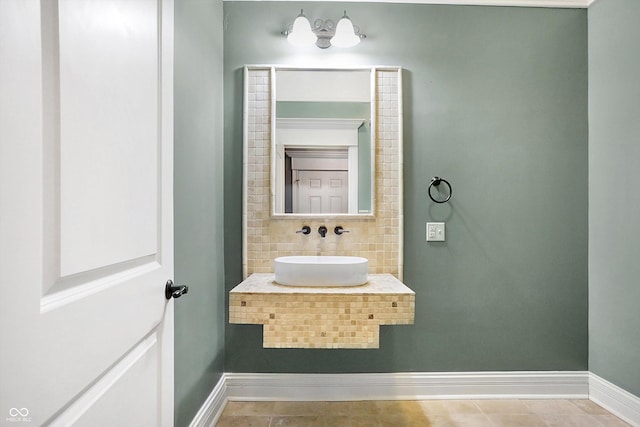 bathroom featuring sink and backsplash