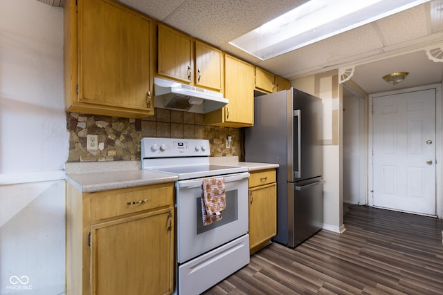 kitchen with a drop ceiling, dark wood-type flooring, electric range, stainless steel fridge, and tasteful backsplash