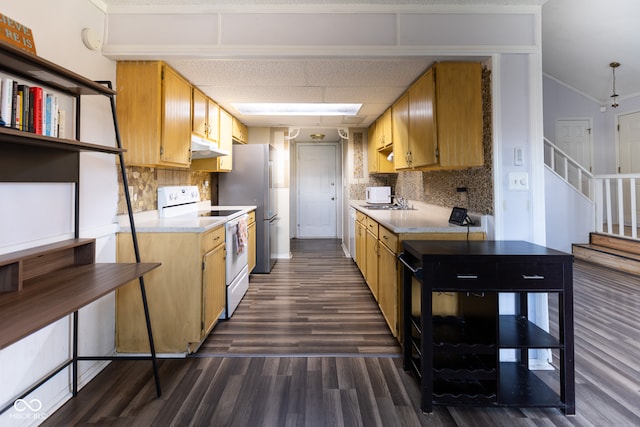 kitchen with tasteful backsplash, dark hardwood / wood-style flooring, white electric stove, stainless steel fridge, and vaulted ceiling