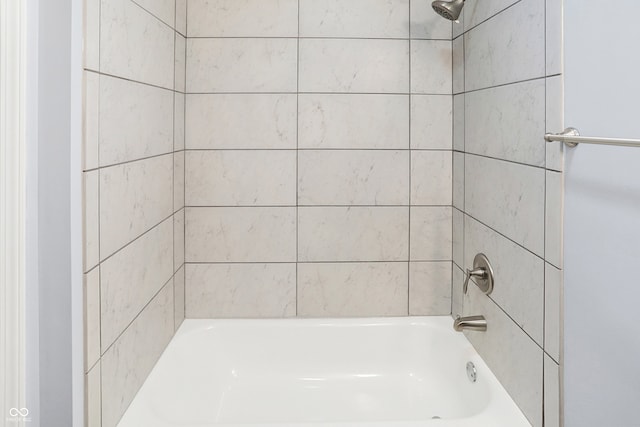 bathroom featuring tiled shower / bath combo