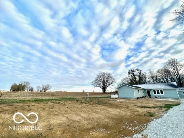 view of yard featuring a rural view