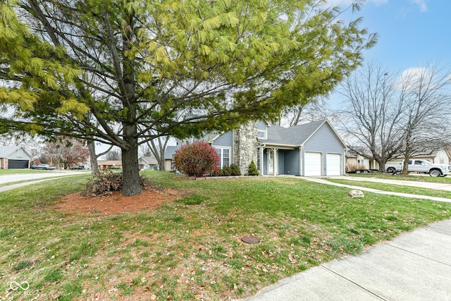 view of front of house featuring a front lawn and a garage