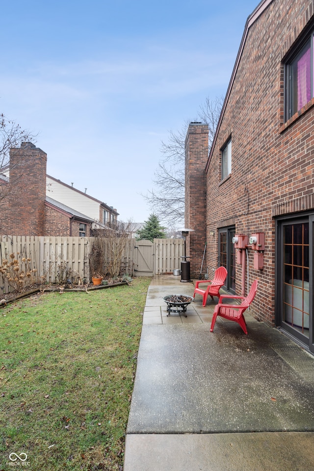 view of yard featuring a patio