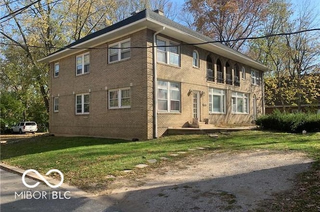 view of front of property with a front lawn