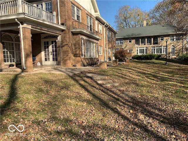 view of yard featuring a balcony