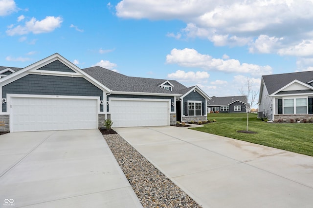 view of front of house featuring a front lawn and a garage