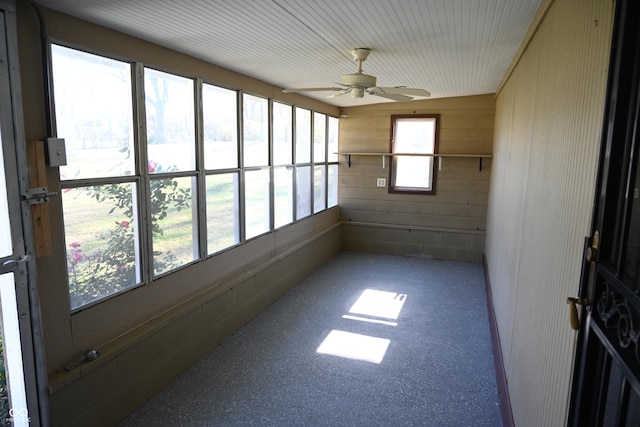 sunroom / solarium featuring ceiling fan