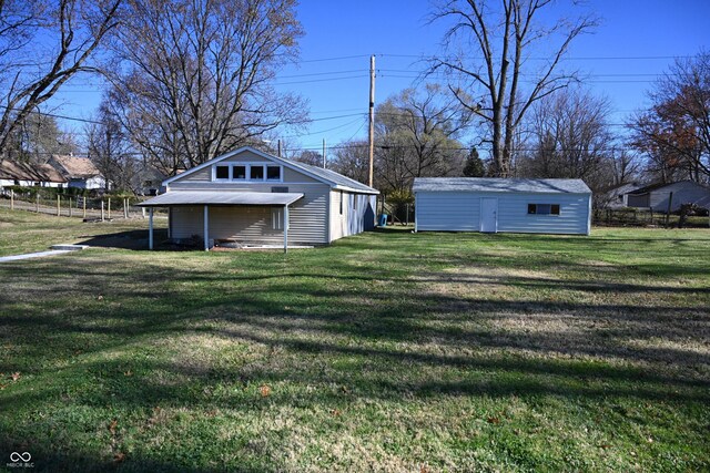 view of yard with an outbuilding