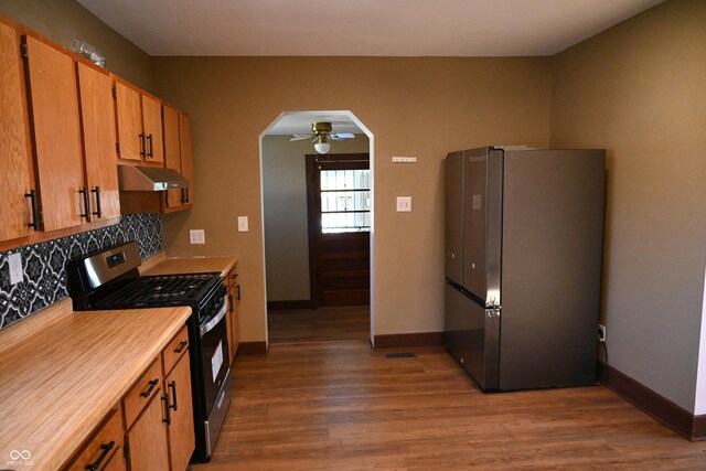 kitchen with tasteful backsplash, ceiling fan, dark hardwood / wood-style floors, and appliances with stainless steel finishes