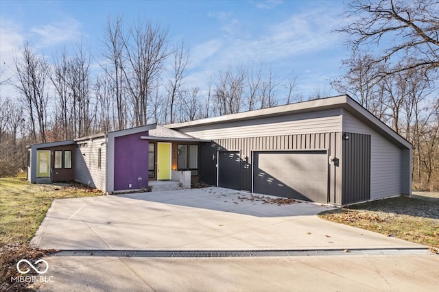 view of front facade featuring a garage