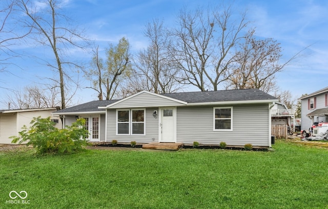 view of front of house featuring a front lawn