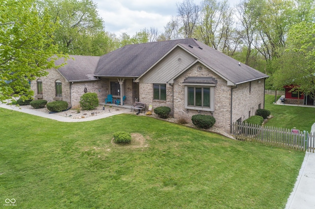 view of front of property featuring a front yard