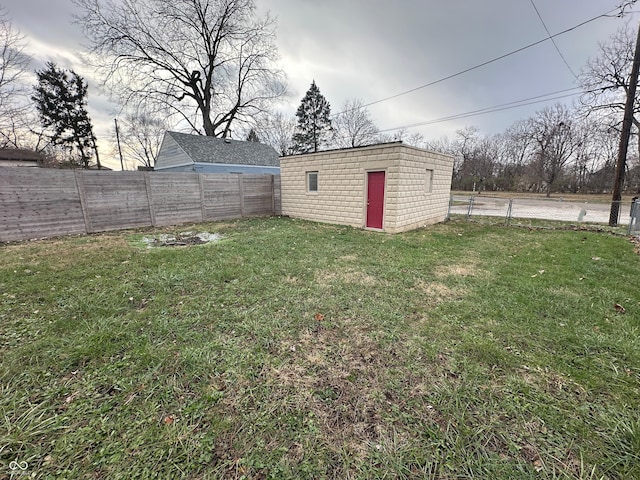 view of yard featuring a storage unit