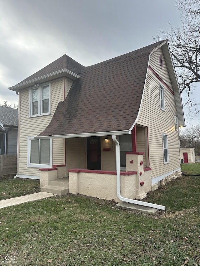 view of front of home with a front lawn