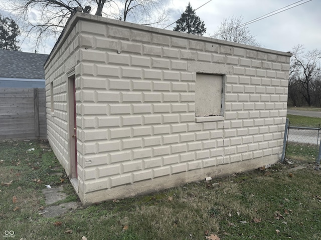 view of side of property with an outdoor structure