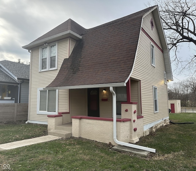 view of front of home featuring a front lawn