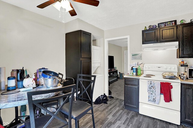 kitchen featuring dark brown cabinets, dark hardwood / wood-style floors, ceiling fan, and electric stove