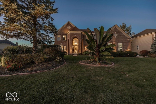 view of front of home featuring a lawn