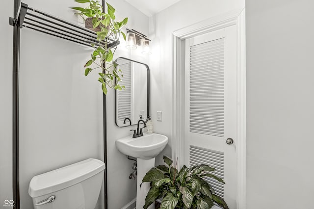 bathroom featuring toilet and sink