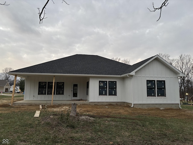 view of front of home featuring a porch and a front yard